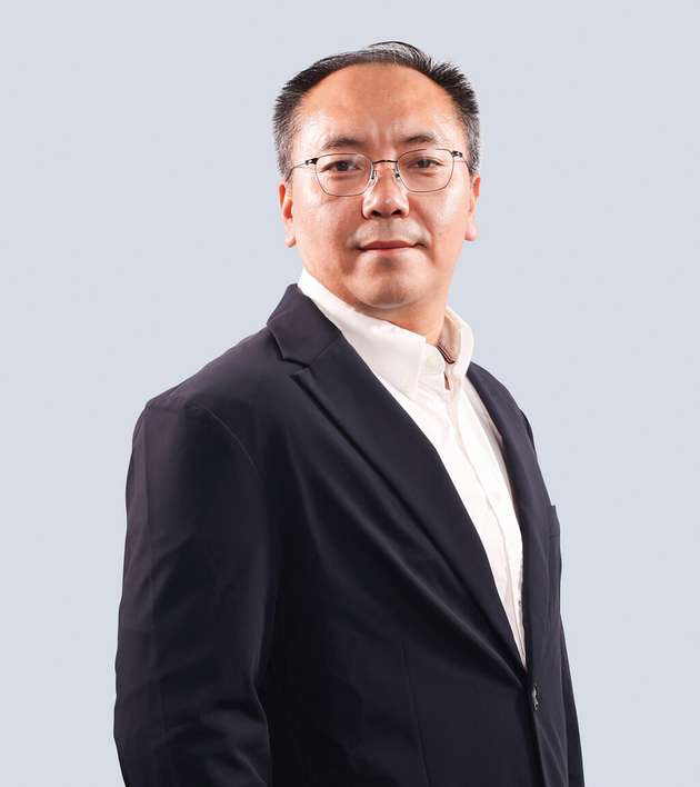 Jiang Feng, Residential Energy Storage System Director, BYD Energy Storage: „BYD Energy Storage zeigt sein Portfolio für Heimspeicher und Speicher für C&I. Zu den Highlights am Stand gehört die neue BYD Battery-Box HVE in Kombination mit den Power-Box Wechselrichtern als erste Komplettlösung von BYD. Zwei Modulvarianten ermöglichen eine sehr flexible Systemgestaltung von 6,4 kWh bis 23,6 kWh in einem Speicherturm sowie bis zu 70,92 kWh mit drei parallelgeschalteten Türmen. Die Battery-Box HVE bietet zudem die patentierte Plug-and-Play-Installation, fortschrittliche Sicherheitsfunktionen sowie eine Garantie über 15 Jahre. Durch die Kombination mit den Wechselrichtern und einer App von BYD unterstützt die Speicherlösung ein intelligentes Energiemanagement.“
Halle B1, Stand 130