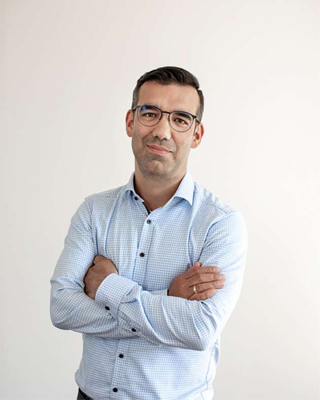 Frederik Pfisterer, Gründer und Geschäftsführer, Solarize Energy Solutions: EM Energiemanagement und Solarize starten eine strategische Partnerschaft, um der Wohnungswirtschaft den Eigenbetrieb von Mieterstromanlagen zu erleichtern. Unsere Lösung ermöglicht es auch kleineren Wohnungsunternehmen, vom wachsenden Mieterstrommarkt zu profitieren, ohne selbst umfangreiche Ressourcen aufbauen zu müssen. Wohnungsunternehmen können betriebliche Aufgaben auslagern und trotzdem als Stromanbieter gegenüber ihren Mietern auftreten. Die Software von Solarize automatisiert alle abrechnungsrelevanten Prozesse und macht lokale Stromvermarktung skalierbar. Der lokal erzeugte Strom wird zu einem marktorientierten Preis verkauft, was zusätzliche Einnahmen ermöglicht und gleichzeitig die Energiewende im Gebäudesektor vorantreibt.
Halle C5, Stand 520