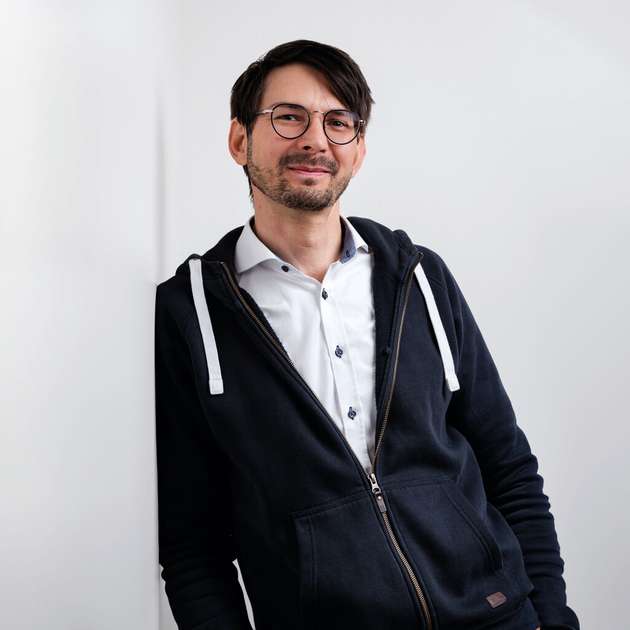 Sebastian Geier, SVP Product & Innovation Management, IBC Solar: Fassadensystem IBC WallFix: Sicherheit, Flexibilität und Kosteneffizienz stehen im Vordergrund. IBC WallFix lässt sich sowohl im Gewerbe-, als auch im Eigenheimbereich einsetzen und ist universell für unterschiedliche Wandtypen geeignet. Flachdachsystem IBC AeroFix: Das System wurde optimiert und kann nun für Module bis zu 3 m2 eingesetzt werden. Solar-Carportlösungen: Maßgeschneiderte Solar-Carports bieten eine Möglichkeit, versiegelte Flächen, wie Parkplätze, effizient zu nutzen. IBC Eigenmarkenmodul: Das Modul wird in Deutschland entwickelt und gefertigt und funktioniert mit einer 2D-Matrix-Struktur. Diese Zellvernetzung erhöht die Energieausbeute um bis zu 70 Prozent, insbesondere Verschattungen.
Halle A4, Stand 470