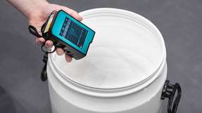 Wird das mobile Raman-Spektrometer auf das Kunststoffpulver gerichtet, zeigt das Display des Messgeräts eine Kurve an, die Rückschlüsse über den Alterungszustand des Pulvers zulässt.