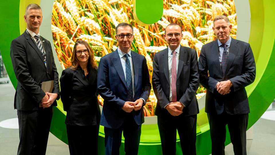Cem Özdemir (Mitte), Bundesminister für Ernährung und Landwirtschaft sowie für Bildung und Forschung, bei der Eröffnung der Presse- und Analystenkonferenz von Schneider Electric. Ebenso zu sehen (von links): Neil Elliott Smith (CPG President bei Schneider Electric), Barbara Frei (Executive Vice President Industrial Automation bei Schneider Electric), Olivier Blum (CEO von Schneider Electric) und Caspar Herzberg (CEO von Aveva).