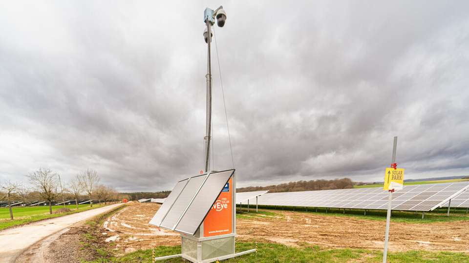 PV-Anlagen im Blick: Das Überwachungssystem LivEye ProSolar schreckt Einbrecher unter anderem über eine direkte Täteransprache ab.
