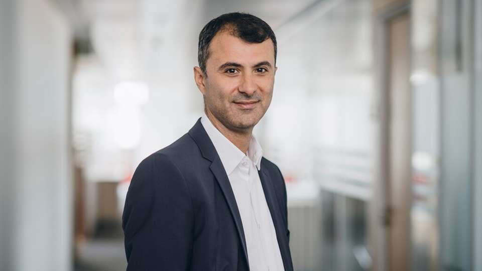 Dr. Kaveh Rouhi wurde vom Aufsichtsrat zum Nachfolger von Barbara Gregor bestellt und wird zum 1. Mai 2025 die Funktion des Finanzvorstands bei SMA übernehmen.