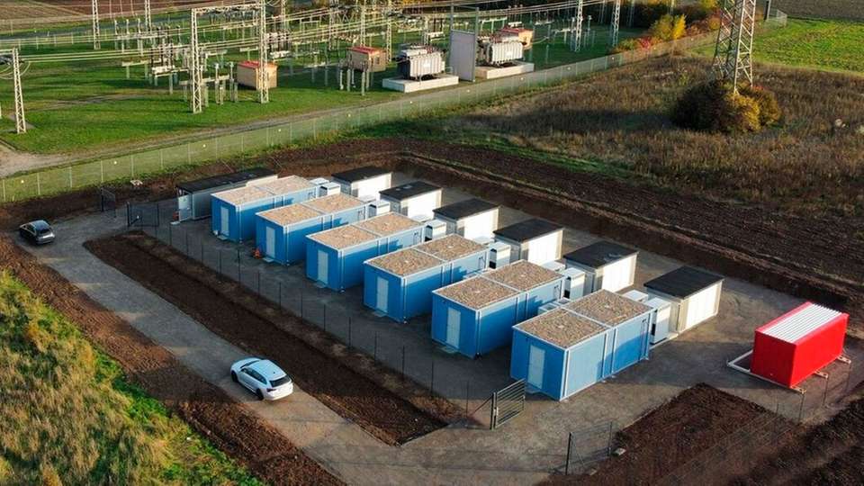 Sinkende Einrichtungs- und Betriebskosten sowie geringere Preise für Batterien befeuern den Großspeicherboom.