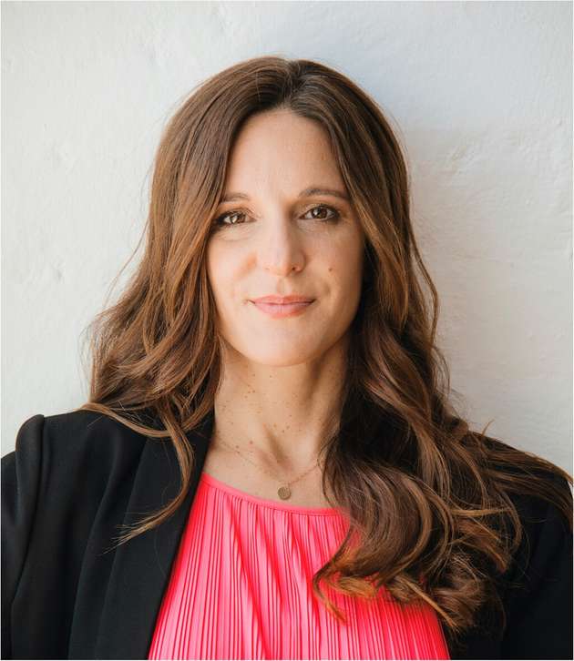 Die Wissenschaft der Manipulation: Deepfakes und KI-Täuschungen erkennen und abwehren
Verpassen Sie nicht den Vortrag von Anna Collard, SVP Content Strategy & Evangelist bei KnowBe4 Africa am 21.05. von 14:00 bis 14:30 Uhr: Deepfakes sind mehr als nur eine technische Bedrohung – sie nutzen gezielt menschliche Schwächen aus. Das bedeutet: eigentliches Risiko liegt nicht in der Technologie selbst, sondern in unserer Neigung, Inhalte unkritisch zu glauben oder zu teilen, die unseren Überzeugungen entsprechen – unabhängig davon, ob sie wahr sind oder nicht. Cyberkriminelle setzen diese Technologie ein, um Fehlinformationen zu verbreiten, Identitäten zu fälschen und Organisationen zu schädigen. Da KI-gestützte Bedrohungen wie Deepfakes immer ausgefeilter werden, müssen Unternehmen ihre Abwehrstrategien über herkömmliche Awareness-Schulungen hinaus weiterentwickeln.
In diesem Vortrag wird gezeigt, wie Deepfakes in Social-Engineering-Angriffen eingesetzt werden, welche 33 menschlichen Anfälligkeitsfaktoren dabei eine Rolle spielen und wie digitale Mindfulness als praktisches Werkzeug helfen kann, kognitive Resilienz gegen Täuschung aufzubauen. Anhand von Erkenntnissen aus einer 1,5-jährigen Cyber-Mindfulness-Initiative entstanden konkrete Strategien, um eine sicherheitsbewusste Unternehmenskultur zu schaffen, die über klassische Awareness hinausgeht.