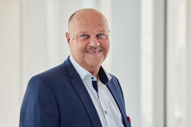 Mehr als Leitfähigkeit: Wichtige Messgrößen für eine effiziente Elektrolyse
Für eine effiziente Elektrolyse ist mehr als nur die Leitfähigkeit des Speisewassers entscheidend. Zusätzliche Messgrößen spielen eine zentrale Rolle bei der Optimierung des Stacks. Besonders der Differenzdruck zwischen Wasserstoff- und Sauerstoffseite sowie die Konzentrations- und Dichtemessung des Elektrolyten nach dem Mischtank und im Kreislauf liefern wertvolle Einblicke. Sie beeinflussen die Performance des Elektrolyseurs maßgeblich und eröffnen neue Ansätze für eine effizientere Wasserstoffproduktion. Erfahren Sie mehr am 19. Mai 2025 von 13:30 bis 14:00 Uhr von Jens Hundrieser.
Vita: Als European Industry Manager für Energie und Gas entwickelt Jens Hundrieser Marketing- und Vertriebsstrategien in Europa und sorgt für deren erfolgreiche Umsetzung über Branchennetzwerke. Mit fast 35 Jahren Erfahrung in der Prozessindustrie unterstützt er das internationale Vertriebsnetzwerk von Endress+Hauser mit Branchenprozess-Know-how und Automatisierungsanwendungskompetenz. Als Mitglied des Endress+Hauser-Kernteams für die globale Energiewende mit Wasserstoff als Schlüsselelement liegt der klare Fokus auf der Umsetzung nachhaltiger Ziele zur Dekarbonisierung und Defossilisierung.