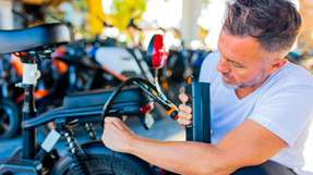 Batterien kommen vielfältig zum Einsatz, von E-Bikes bis hin zu Industriewerkzeugen. Wer sie lagert, sollte auf seriöse Zertifizierungen achten.