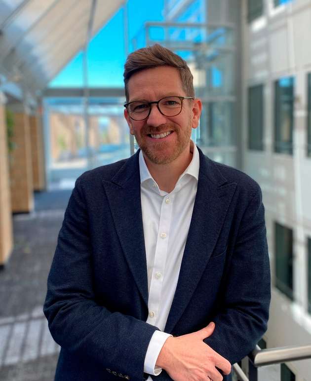 Wie Digitalisierung vom Buzzword zum Wettbewerbsvorteil wird
Technologie kann weit mehr als Prozesse effizienter machen – sie verändert ganze Geschäftsmodelle. Erfolgreiche Digitalisierungsprojekte aus Industrie und Mittelstand zeigen, welche Lösungen wirklich funktionieren, welche Stolpersteine oft unterschätzt werden und worauf es beim Aufbau digitaler Kompetenz ankommt. Mit praxisnahen Einblicken und strategischer Orientierung wird Digitalisierung zur echten Chance für nachhaltigen Erfolg. Erfahren Sie mehr am 19. Mai 2025 von 9:00 Uhr bis 9:45 Uhr von Bastian Deck.
Vita: Bastian Deck gilt als einer der führenden Köpfe für innovative, digitale Geschäftsmodelle in Deutschland. Mit über 20 Jahren Praxiserfahrung in verschiedenen Funktionen der Beratung sowie Führungspositionen in Industrie- und Softwareunternehmen bringt er seine Kompetenz in der digitalen Transformation von Geschäftsmodellen ein.
