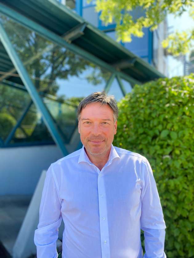Industrie im Wandel: Warum Datenstrategie über Erfolg und Misserfolg entscheidet
Industrieunternehmen stehen vor einem tiefgreifenden Wandel: Fragmentierte IT- und OT-Systeme, steigende Kundenanforderungen und der Druck zur digitalen Transformation erschweren effiziente Prozesse und agile Entscheidungen. Doch wer Daten intelligent vernetzt, schafft die Basis für Automatisierung, Qualitätssicherung und nachhaltige Wettbewerbsfähigkeit. Magic Software zeigt, wie Unternehmen Datensilos aufbrechen und Informationsflüsse für die Produktion, Lieferkette und Customer Experience optimieren. Erfahren Sie, welche Weichen heute gestellt werden müssen, um morgen wettbewerbsfähig zu bleiben - und welche Rolle eine durchdachte Datenstrategie dabei spielt. Erfahren Sie mehr am 19. Mai 2025 von 10:00 Uhr bis 10:30 Uhr von Peter Ertl.
Vita: Peter Ertl ist Vertriebsleiter bei Magic Software. Er ist bereits seit mehr als 30 Jahren in der IT-Branche tätig. Das Thema Systemintegration und Prozessautomatisierung hat ihn dabei die gesamte Zeit über begleitet und ist ein Top-Thema, das Entscheider heute mehr denn je beschäftigt. Peter Ertl und sein Team bei Magic Software haben für all die Fragen in diesem Kontext die richtigen Antworten.