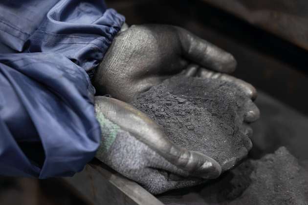 Die schwarze Masse entsteht beim mechanischen Zerkleinern von Akkus und Abfällen; sie ist die Basis, um ausgediente Akkus und Abfälle aus der Batterieproduktion zu recyceln.