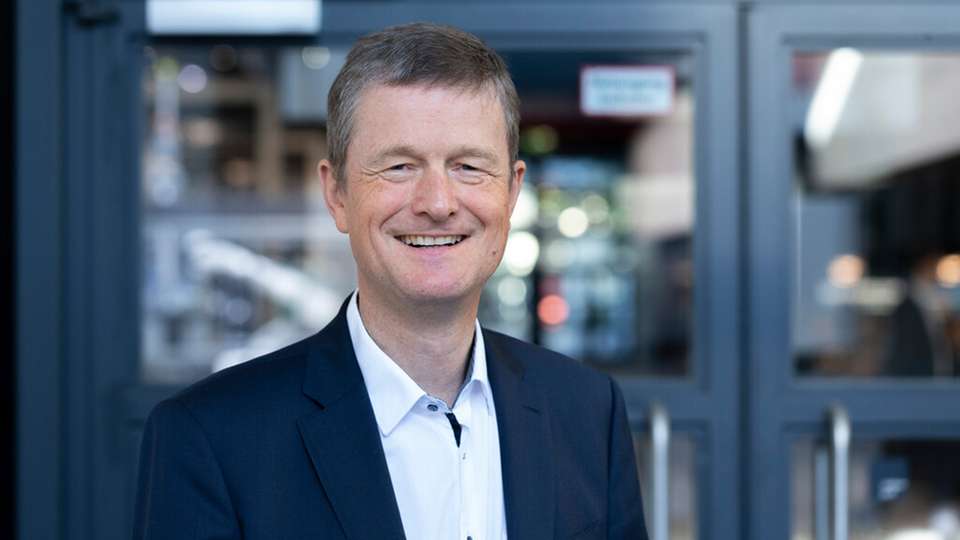 „Unsere Verantwortung geht über unsere Werke hinaus. Wir liefern unseren Kunden ganzheitliche Lösungen, die ihre Klimabilanz messbar verbessern“, sagt Acker, Vorsitzender der Geschäftsführung bei KHS, über die Maßnahmen zur Emissionssenkung nach der SBTi-Validierung.