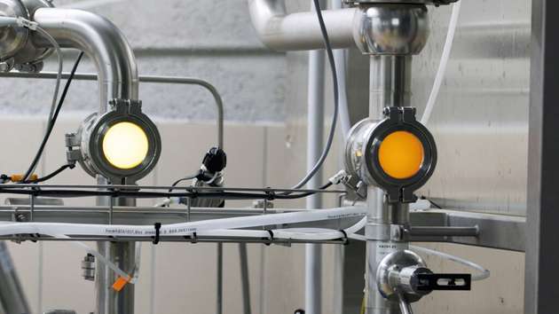 Das Bier vor der Klärung (rechts) und nach der Klärung (links) – die Trübstoffe wurden mit dem Flottweg Separator aus dem Bier entfernt. 