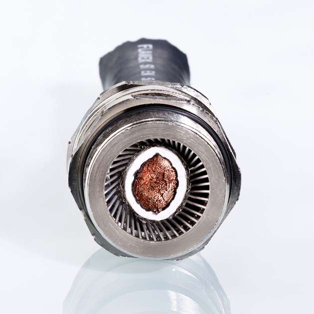 Das TRI-Kontaktkonzept sorgt in hygienesensiblen Prozessen der Lebensmittel- und Pharmaindustrie für hohe EMV-Schirmdämpfungswerte und ermöglicht eine einfache sowie sichere Montage, auch bei unrunden und außermittigen Kabeln.