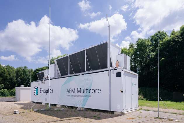 Enapter ist Deutschlands einziger Hersteller von AEM-Elektrolyseuren. Diese kommen ohne kostspielige Edelmetall-Katalysatoren und hochaggressive Elektrolyte aus und sind somit kostengünstiger und nachhaltiger.  