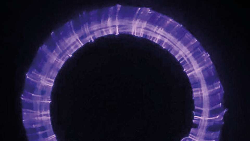 In den Methan-Plasmalyseuren von Graforce wird aus Solar- oder Windenergie ein hochfrequentes Spannungsfeld erzeugt, um Methan in seine molekularen Komponenten Wasserstoff (H2) und Kohlenstoff (C) aufzuspalten.