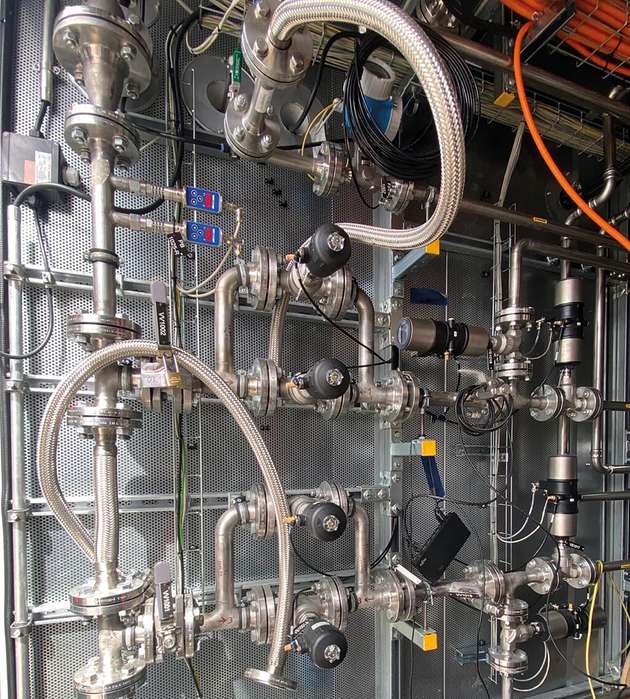 Es sind etwa 50 Prozessventile an den Wasserstoff- und Kohlenstoffstrecken eingesetzt, zum Beispiel die pneumatischen Schräg- und Geradsitz-Ventile (Typ 2000 und Typ 2012). An den Reaktoren sind Prozessregelsysteme mit Stellungsregler vom Typ 8802 sowie Kugelventile mit pneumatischem Schwenkantrieb (Typ 8805) im Einsatz.
