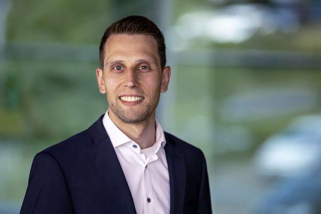 KI unter Kontrolle: Wie der AI Act in konkrete Prüfprozesse übersetzt wird
Verpassen Sie nicht den Vortrag von Cederic Lenz, Senior AI Solution Architect bei TÜV AI.Lab am 20. Mai von 14:00 bis 14:30 Uhr: Der EU AI Act bringt Klarheit in die Regulierung von Künstlicher Intelligenz – doch wie lassen sich diese Anforderungen in der industriellen Praxis umsetzen? Vorgestellt wird ein Ansatz, der gesetzliche Vorgaben in konkrete Prüfkriterien übersetzt und so Orientierung für die TÜV-Unternehmen als benannte Stellen sowie für Anbieter von Hochrisiko-KI-Systemen schafft. Auf Basis aktueller Erkenntnisse des TÜV AI.Labs zeigt der Vortrag, wie sich KI-Compliance bereits heute praxisnah und nachvollziehbar gestalten lässt – als Grundlage für künftige Prüf- und Zertifizierungsprozesse.