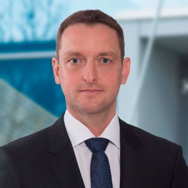 Zwischen Hype und Hebel: Wie Industrial AI im Mittelstand Wirkung entfalten kann
Verpassen Sie nicht den Vortrag von Gunnar Schug, Managing Director bei MD Nemo und CAIO Proalpha Group, am 21. Mai von 11:30 bis 12:00 Uhr: Für Unternehmen im industriellen Mittelstand ist die Integration von Industrial AI der Schlüssel zu mehr Effizienz und Innovation. AI wird dabei nicht nur als technische Herausforderung, sondern als Treiber für Veränderung in den Fachabteilungen genutzt, die wertvolle Daten und tiefes Prozesswissen liefern. Praktische Beispiele aus der Industrie zeigen, wie AI in Bereichen wie Bestands- und Produktionsoptimierung sowie Wartungsmanagement hilft, Kosten zu senken und Prozesse zu verbessern – Schritt für Schritt und als langfristiger, ganzheitlicher Ansatz.