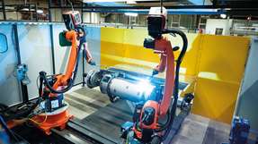 Auf der Linearschiene schweißen die zwei Schweißroboter KR Cybertech nano ARC von Kuka die Nähte der Ofen-Komponenten ab – präzise und effizient.