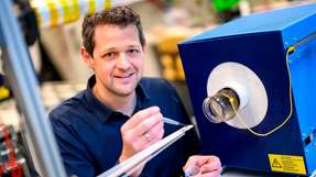 Laborleiter Alexander Opitz beim Einbau einer Sauerstoffionenbatterie-Probe in einen Hochtemperaturmessstand in den Labors des Forschungsbereichs Technische Elektrochemie der TU Wien.