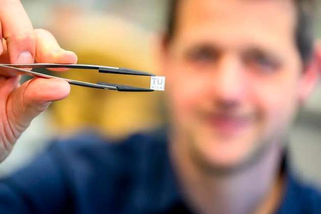 Eine in Form des TU Wien Logos mittels Inkjet gedruckte keramische Dünnschicht auf einem oxidischen Elektrolyt-Einkristall. Der Inkjet Druck ist eine der in diesem CD Labor untersuchten Methoden, um keramische Dünnschichten für Sauerstoffionenbatterien kostengünstig und skalierbar herstellen zu können.