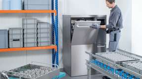 Kompaktes Reinigungsgerät von Miele, auch für anspruchsvolle Aufgaben in der industriellen Teilereinigung: das nur 90 cm breite Modell PLW 8636 IPC. 