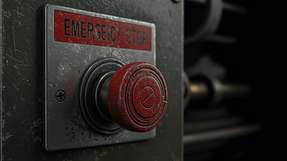 Im Notfall löst eine Not-Halt-Funktion eine Stilllegung der Anlage aus, während ein Not-Aus-Befehl alle Systeme gänzlich ausschaltet.