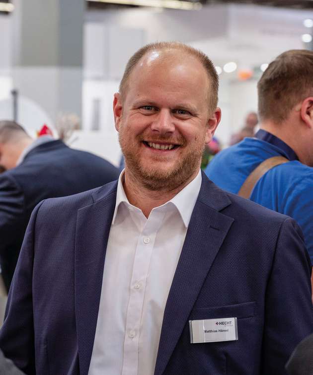 Matthias Hänsel, Leitung Marketing, Hecht Technologie: „Nachhaltigkeit und Produktsicherheit sind zentrale Anforderungen in der Lebensmittelindustrie – und genau hier setzen unsere Schüttgutlösungen an. Unsere Systeme ermöglichen eine schonende, staubfreie und kontaminationsfreie Handhabung von Rohstoffen, dadurch werden Ressourcen effizient genutzt sowie Ausschuss minimiert. Unsere modular einsetzbaren Systeme lassen sich flexibel an neue Rezepturen und Produktionsbedingungen anpassen und tragen so zu einer sicheren, sauberen und ressourcenschonenden Herstellung gesunder Lebensmittel bei.“