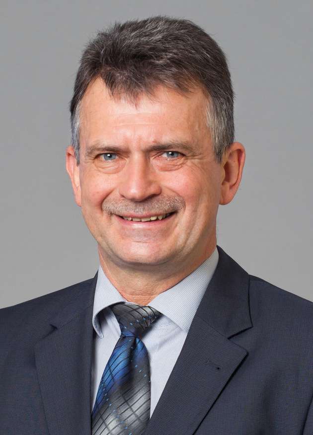 Andreas Grandel, Branchenmanager Food & Pharma, Vega: „Die Produktionsprozesse werden immer schnelllebiger und die Hygieneanforderungen nehmen zu. Dadurch entstehen speziell im Hygienebereich immer wieder neue Innovationen. Hier liegt der Schwerpunkt auf lückenlosen Reinigungs- und Desinfektionssystemen, um unerwünschte Bakterien oder Pilze möglichst auf null zu reduzieren. Die Einsparung von Wasser und die Verkürzung von Reinigungszeiten bekommen eine größere Bedeutung, um langfristig die Energiekosten zu senken. Immer höhere Hygieneanforderungen legen nahe, den Kontakt mit dem Medium zu minimieren. Deshalb spielen auch berührungslose Messverfahren in der Füllstandmesstechnik eine größere Rolle. Vega entwickelt als Marktführer in der Radarmesstechnik das Messverfahren stetig weiter. Angesichts der wachsenden Anforderungen an Zuverlässigkeit, Robustheit und Nachhaltigkeit der Sensoren gewinnt die Prozessanbindung in Zukunft ebenfalls an Bedeutung. Vega wird in diesem Bereich weiterhin gezielt Sensoren entwickeln, die sich über verschiedene Protokolle wie I/O-Link, Profibus, HART oder Ethernet integrieren lassen.“