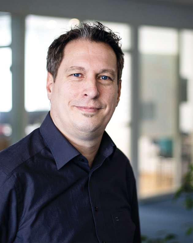 Jörg Emrich, Technischer Leiter Etikettiersysteme, Bluhm Systeme: „Der Kennzeichnungsbedarf steigt und orientiert sich schon jetzt am hohen Informationsbedarf von Verbrauchern, die direkt auf dem Produkt Aussagen zu Herstellung, Nachhaltigkeit und Recycling verlangen, 2D-Codes sind hier der Schlüssel. Unsere flexible Technik stellt die klare Kennzeichnung bei reduziertem Material- und Energieeinsatz sicher. Wir setzen auf druckluftfreie Etikettiertechnik, trägerlose Etikettierung zur Abfallvermeidung sowie auf ressourcenschonende Inkjet- und Lasersysteme für die direkte Kennzeichnung. Gleichzeitig unterstützen wir unsere Kunden mit intelligenten Schnittstellen, die eine nahtlose Integration in digitalisierte und effiziente Produktionsumgebungen ermöglichen – und so Fehlkennzeichnungen sowie unnötige Kosten vermeiden. So leisten wir unseren Beitrag für mehr Nachhaltigkeit in der Lebensmittelproduktion.“