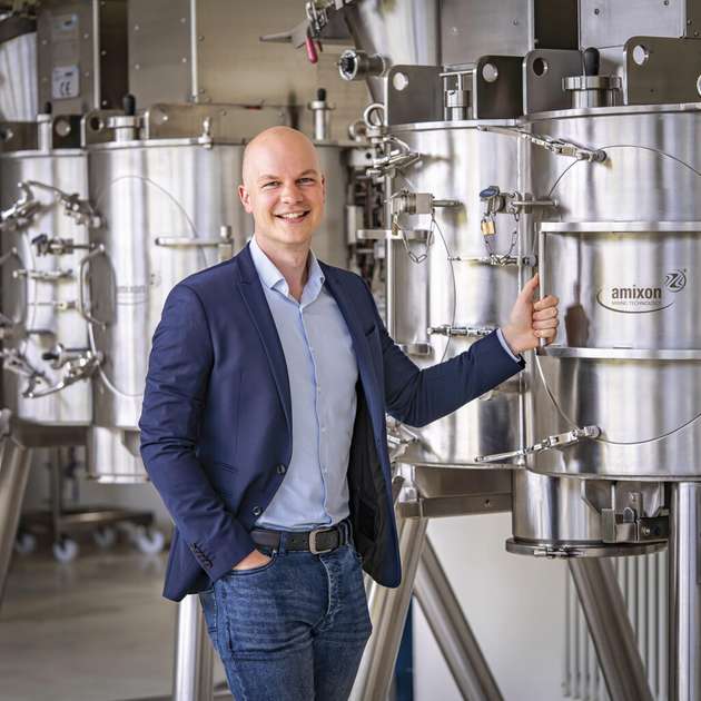 Markus Mettenborg, Technikumsleiter, Sales Engineer, Amixon: „Die Nachfrage nach gesunden und nachhaltigen Lebensmitteln verändert auch die Produktionsanforderungen. Der Gyraton-Silomischer von Amixon wurde gezielt für solche Herausforderungen entwickelt: Er mischt energieeffizient mit extrem niedriger Antriebsleistung, entleert sich nahezu vollständig und ermöglicht eine trockene Reinigung dank ergonomisch platzierter Inspektionstüren. Falls erforderlich kann der Gyraton-Silomischer wasserarm durch intelligent platzierte Waschdüsen effizient gereinigt werden. Seine hygienische und auf Kundenvorteile optimierte Konstruktion reduziert Produktverluste und spart Ressourcen. Der Gyraton ist auf Langlebigkeit ausgelegt – viele Amixon-Apparate sind seit über 40 Jahren im Einsatz. Mit dem Excellent Service stellen wir die Ersatzteilversorgung über den gesamten Lebenszyklus sicher – und damit eine auf Dauer nachhaltige Produktion.“