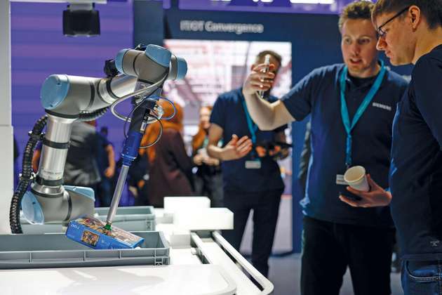 Mit Simatic Robot Pick AI Pro, eine Industrial-grade Vision Ai für die Entwicklung KI-gestützter Kommissionierroboter, zeigt Siemens , wie die Kombination aus softwaredefinierter und datengetriebener Automatisierung mehr Adaptivität und Flexibilität in Automatisierungslösungen schafft.