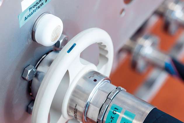 Sobald der Schlauch verbunden ist, verifiziert das RFID-System den Anschluss.