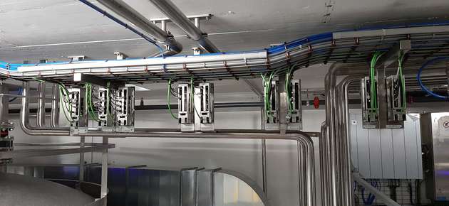 Die TBEN-I/O-Blockmodule sind platzsparend unter den Kabeltrassen in ATEX-Schutzgehäusen installiert. 