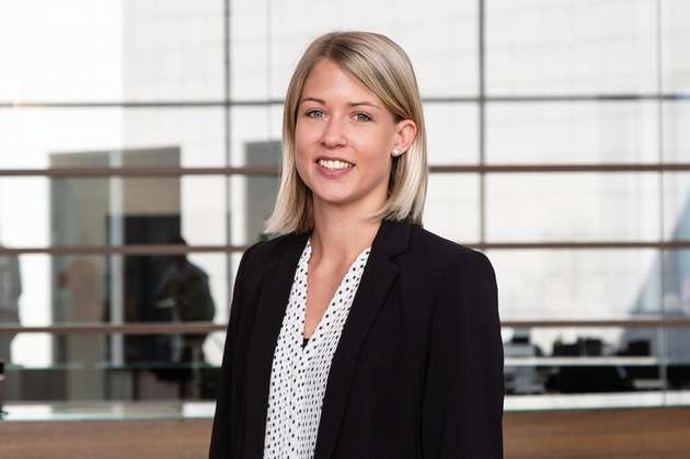 Sarah Herberger, verantwortlich für Systemgeschäft im Bereich hygienische Applikationen, SEW-Eurodrive: „Die Begriffe „nachhaltig“ und „gesünder“ bedeuten in der Produktion die Verwendung natürlicher Inhaltsstoffe. Diese bringen ein erhöhtes Hygienerisiko mit sich. Gleichzeitig sollen weniger Wasser oder Reinigungsmittel verbraucht werden. Mit dem Automatisierungsbaukasten MOVI-C bietet SEW-Eurodrive dafür neueste Technologien an. Unsere Servomotoren sparen Energie durch einen besseren Wirkungsgrad und reduzieren Betriebskosten mithilfe optimierter Motorkonstruktion und innovativer Steuerungstechniken. Unsere Edelstahl-Servogetriebemotoren sind hygienegerecht konstruiert, erfüllen EHEDG- und FDA-Richtlinien und bestehen aus korrosionsbeständigem Edelstahl. Dadurch sind sie leicht zu reinigen und langlebig. Unser Beitrag für nachhaltige Produkte.“ 