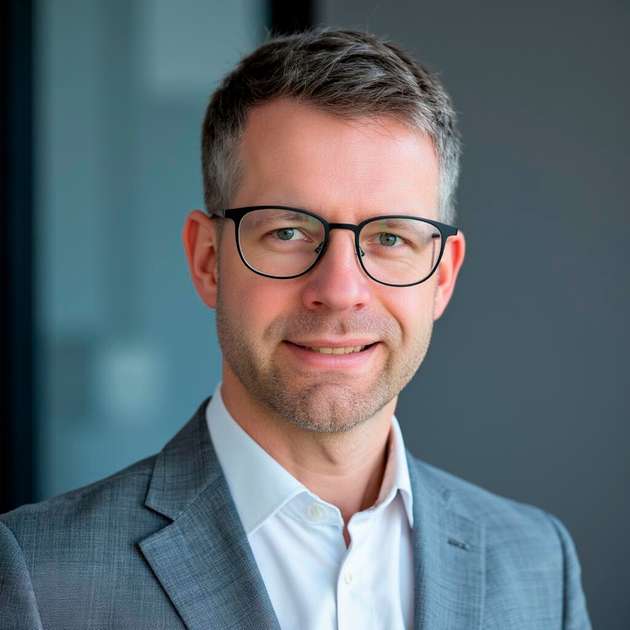 Nebenströme der Lebensmittelindustrie – schlummerndes Protein-Potenzial?
Protein-angereicherte Lebensmittel liegen im Trend, und die Nachfrage nach hochwertigem, kostengünstigem Protein steigt. Eine bisher unzureichend genutzte Quelle dafür sind die Nebenströme der Lebensmittelindustrie. Ihre effiziente Verwertung ist der Schlüssel zum Erfolg einer zukunftsorientierten Lebensmittelproduktion. Zentrifugale Trenntechnik bietet dabei vielversprechende Möglichkeiten, um wertvolle Proteine nachhaltig und wirtschaftlich zu gewinnen. Erfahren Sie mehr am 15. Mai 2025 von 14:00 bis 14:30 Uhr von Dr. Mathias Aschenbrenner.
Vita: Dr. Mathias Aschenbrenner ist Global Head Plant Protein Solutions bei Flottweg. Nach seinem Studium der Lebensmittelverfahrenstechnik an der TU München Weihenstephan von 2002 bis 2008 promovierte er dort am Lehrstuhl für Lebensmittelverfahrenstechnik bei Prof. Kulozik. Von 2013 bis 2019 war er als Projektmanager Technik bei Sandoz/Novartis tätig, bevor er 2019 zu Flottweg wechselte, wo er seitdem im Vertrieb tätig ist.