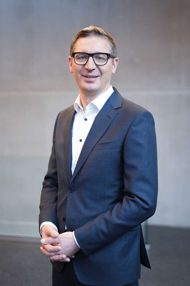 Peter Pühringer, Geschäftsführer, Stäubli Robotics: Stäubli Robotics präsentiert auf der Automatica wegweisende Neuheiten. Dazu gehört die Erweiterung unseres Angebots um mobile Robotiklösungen – ein wichtiger Schritt, der uns zum Robotik-Komplettanbieter macht. In München stellen wir drei AGVs vor, darunter das weltweit erste Fahrzeug für den Einsatz in aseptischen Umgebungen sowie ein spezielles Gabelstapler-AGV. Und wir zeigen, wie Stäubli Robotics durch eine Kooperation mit robominds ein neues Kapitel der KI-gestützten Robotik aufschlägt. Die Kombination aus Stäubli Robotern und robominds-KI eröffnet völlig neue Möglichkeiten und Einsatzbereiche. Mit diesen und weiteren praxiserprobten Innovationen will Stäubli Unternehmen dabei unterstützen, ihre Produktion einfacher, effizienter und nachhaltiger zu gestalten.