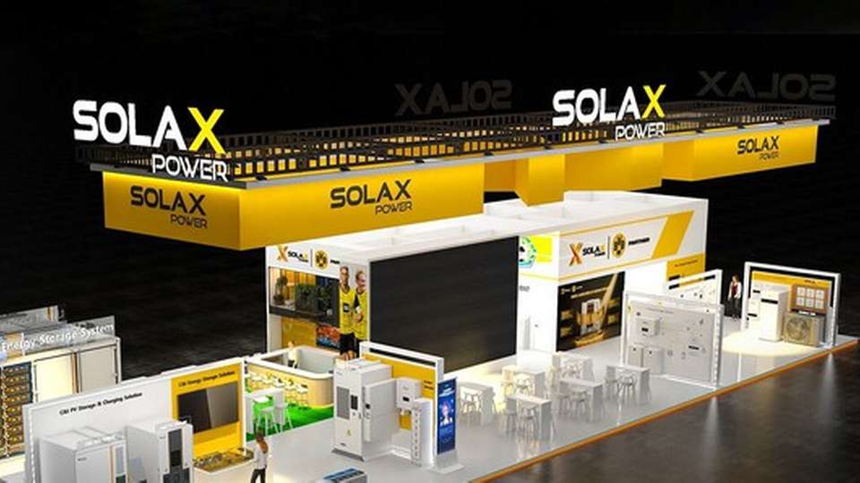 Am Messestand von SolaX findet unter anderem ein Gespräch über die Rolle der Solarenergie bei den ESG-Bemühungen statt – zusammen mit einer Fußballlegende des BVB.