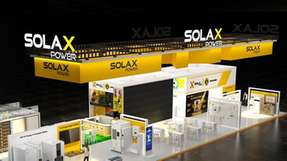 Am Messestand von SolaX findet unter anderem ein Gespräch über die Rolle der Solarenergie bei den ESG-Bemühungen statt – zusammen mit einer Fußballlegende des BVB.