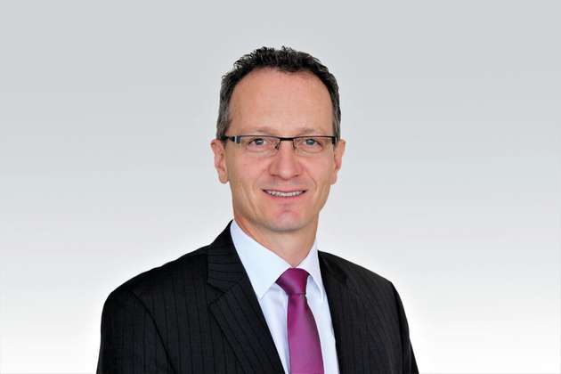 Tim Schrodt, Industriemanager, Endress+Hauser (Deutschland): „Die steigende Nachfrage nach nachhaltigeren Lebensmitteln verlangt nach effizienten und ressourcenschonenden Produktionsprozessen. Endress+Hauser unterstützt Lebensmittelhersteller deshalb mit intelligenter Messtechnik und passgenauen Dienstleistungen. So ermöglicht der selbstkalibrierende Temperatursensor TrustSens beispielsweise eine präzise Steuerung von Erhitzungsprozessen, wodurch Energie gespart und die Produktqualität geschont wird. Reinigungsprozesse lassen sich außerdem durch optische und belagserkennende Sensoren bedarfsgerecht statt zeitgesteuert ausführen – das senkt Produktverluste, reduziert den Einsatz von Chemikalien und steigert die Anlagenverfügbarkeit. Kali­brierdienstleistungen sichern zusätzlich eine dauerhaft hohe Prozesssicherheit und Produktqualität.“