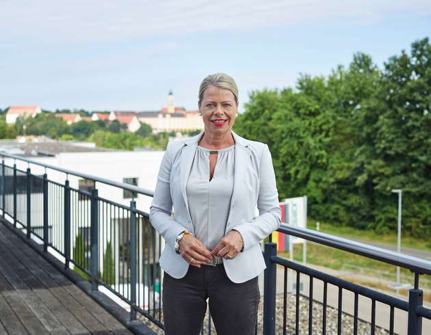 Carolin Grimbacher, Geschäftsführende Gesellschafterin, Südpack Gruppe: „Südpack fokussiert sich seit jeher auf die Entwicklung von Hochleistungsfolien und Verpackungskonzepten, die maximalen Schutz und optimale Haltbarkeit von unterschiedlichsten Lebensmitteln gewährleisten – und zwar bei minimalem Umwelteintrag. Als einer der ersten Hersteller im Markt haben wir konsequent auch ein Portfolio speziell an recyclingfähigen und materialreduzierten Folien aufgebaut, je nach Branche und gesetzlichen Vorgaben sind auch Folien mit Rezyklatanteil aus mechanischem oder chemischem Recycling möglich. Dafür investierten wir überproportional in beide Recyclingtechnologien. Denn als Innovations- und Technologieführer im Bereich der Co-Extrusion sehen wir es als unsere Aufgabe, die Transformation der kunststoffverarbeitenden Industrie zu einer Kreislaufwirtschaft voranzutreiben. Nicht zuletzt bieten wir zahlreiche Services rund um das Thema Nachhaltigkeit, beispielsweise eine LCA-Analyse, die eine faktenbasierte Entscheidung für die nachhaltigste Verpackungslösung ermöglicht. Unsere intensiven Bemühungen in dieser Richtung zeigen sich auch darin, dass wir uns SBTi angeschlossen haben und bei EcoVadis aktuell auf Platin-Level eingestuft sind.“