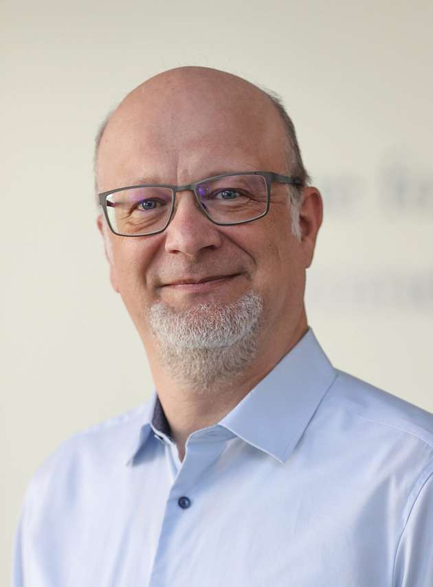 Rainer Kreiselmaier, Technical Director Global Process Industry, Freudenberg Sealing Technologies: „Zur Unterstützung einer effizienten Produktion müssen Dichtungslösungen heute Funktionsreserven bieten. Wo früher Standarddichtungen genügten, werden heute spezielle Materialien mithilfe komplexer Simulationsmodelle zu individuellen Dichtlösungen entwickelt. Diese Leistungsreserven ermöglichen beispielsweise intensiveren Kontakt mit aggressiven Reinigungsmedien und verschiedenen Aromen. Hygienische Designlösungen bieten zusätzliche Sicherheit gegen Produktverschleppung und Bakterienbefall. Solche Dichtungslösungen sind nur durch enge technische Abstimmung mit dem Anwender und einem multidisziplinären Entwicklerteam möglich. Gemeinsam sind wir erfolgreich!“