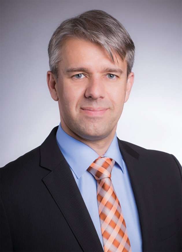 Ryan Kromhout, Leiter der Global Industry Division Food & Beverage, Krohne: „Krohne sieht in diesem Trend eine Chance, neuen Kunden mit den Alleinstellungsmerkmalen unserer Messtechnik Wettbewerbsvorteile zu verschaffen: pflanzenbasierte Grundstoffe wie ein Brei aus Kichererbsen, Algen, Soja etc. messen wir mit unseren Optimass-Coriolisgeräten ähnlich präzise wie eine einfache Flüssigkeit ohne Lufteinschlüsse oder Fasern. Mitbewerber kommen dort an ihre Grenzen. Wo Kunden bislang keine andere Möglichkeit als die zeitaufwändige Verwiegung und eine dadurch bedingte Batch-Verarbeitung sahen, ermöglichen wir nun eine kontinuierliche Inline-Vermischung bei zeitgleicher Messung der Masse und der Konzentration. “