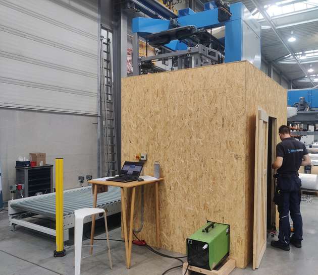 In dieser Klimakammer „schwitzten“ die Versuchsschaltschränke. Die Holzbox wurde ihnen jeweils per Kran übergestülpt. Rechts unten das Heizgebläse. 