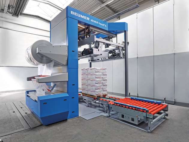 Mit einem Beumer stretch hood transportsicher verpackte Zementsäcke