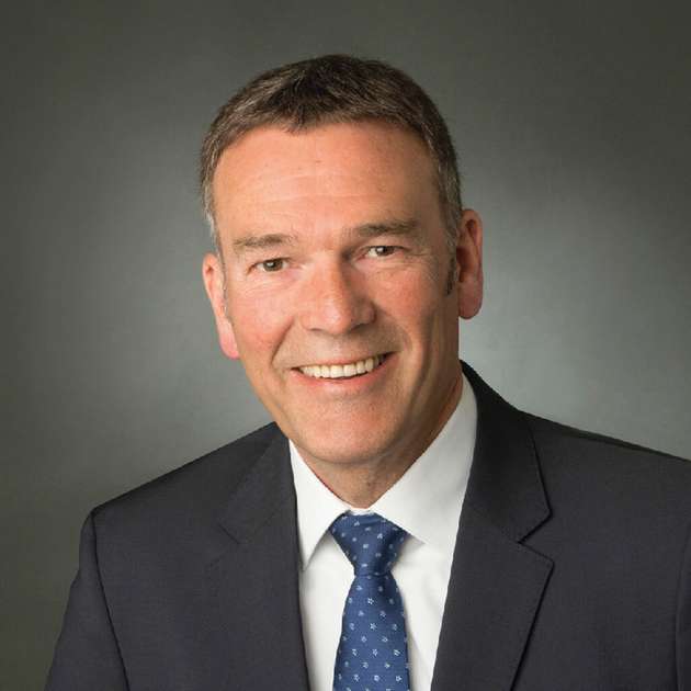 Ingo Pütz, Director Sales Food Plants, Zeppelin Systems: „Mit unserem Triple-Plus-Konzept setzen wir neue Maßstäbe für die Bäckereiindustrie: Produktionskosten senken, Zeit sparen und Ressourcen schonen – das ist unser Anspruch. Doch unsere Vision geht weiter: Die wachsende Nachfrage nach gesunden und nachhaltigen Lebensmitteln verlangt nach innovativen, anpassungsfähigen Lösungen. Deshalb entwickeln wir modulare Systeme, die eine flexible und hygienische Produktion ermöglichen. Im Mittelpunkt stehen Energieeffizienz und Ressourcenschonung – durch intelligente Prozesssteuerung, Rückgewinnungssysteme und den Einsatz nachhaltiger Materialien. Ergänzt wird das Konzept durch digitale Technologien wie smarte Sensorik und datenbasierte Überwachung, die Effizienz und Reaktionsfähigkeit weiter steigern. So gestalten wir zukunftssichere Produktionsprozesse – und leisten gemeinsam mit Ihnen einen aktiven Beitrag zu einer nachhaltigeren Lebensmittelindustrie.“