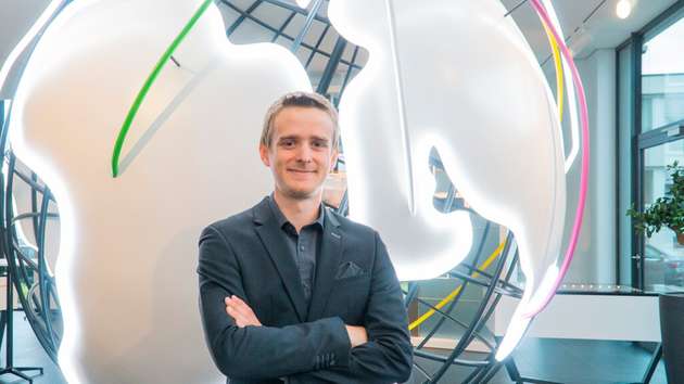 Maximilian Christians absolvierte seinen Master of Science in Maschinenbau an der Hochschule Bochum. Bei LAPP stieg er als Research Engineer Advanced Technology ein und engagiert sich für technologische und nachhaltige Verbesserung. Als Teil des Vorentwicklungsteams veröffentlichte er die Ergebnisse seiner Forschung in einem Whitepaper mit dem Titel „Wie größere Leiterquerschnitte Kosten und CO2-Emissionen senken“. 