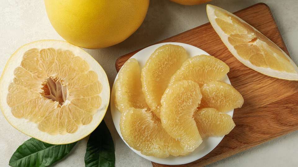 Die dicke, weiße Schale der Pomelo-Frucht kann zur Stromerzeugung genutzt werden, wie eine Studie der Universität Illinois zeigt.