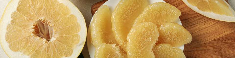 Die dicke, weiße Schale der Pomelo-Frucht kann zur Stromerzeugung genutzt werden, wie eine Studie der Universität Illinois zeigt.