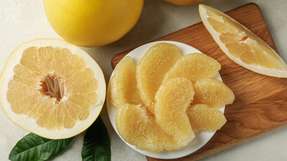 Die dicke, weiße Schale der Pomelo-Frucht kann zur Stromerzeugung genutzt werden, wie eine Studie der Universität Illinois zeigt.